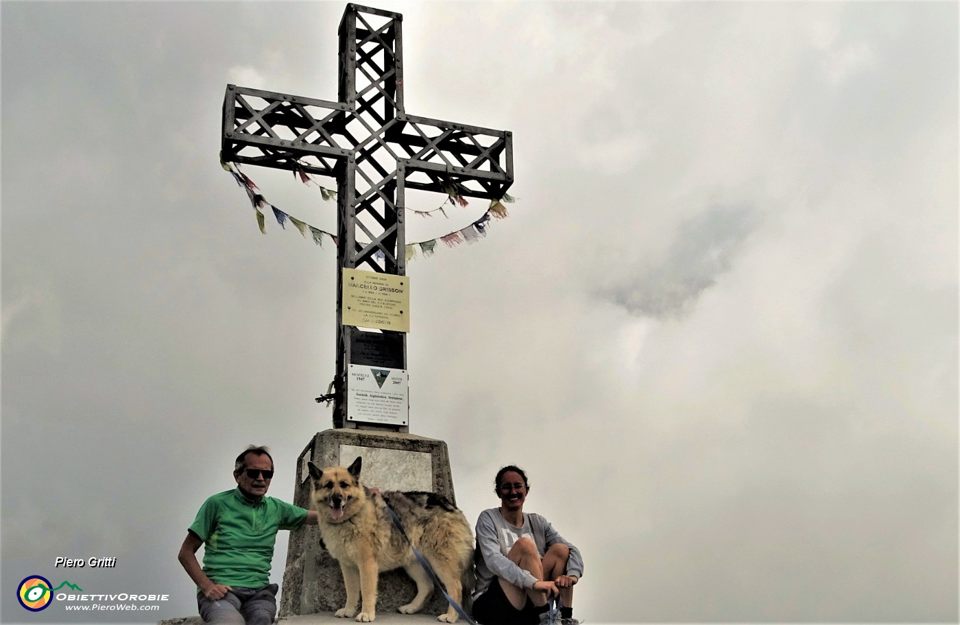 67 Alla croce di vetta del Monte Alben (2020 m).JPG